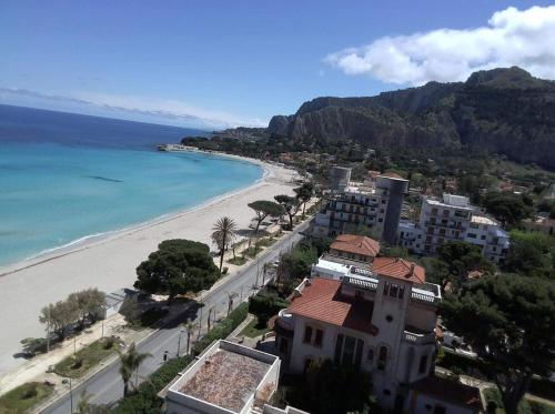 Blick auf den Strand, die Gebäude und das Meer in der Unterkunft VILLA AZZURRA beachfront Mondello - Palermo in Palermo