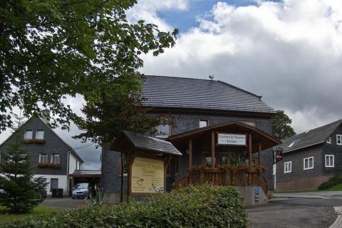 un edificio con una señal delante de él en Landgasthof Kemter en Dröbischau