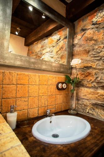 a bathroom with a sink and a mirror at Rural Médulas Viviendas de uso turistico 2 y Casas rurales 2 in Las Médulas