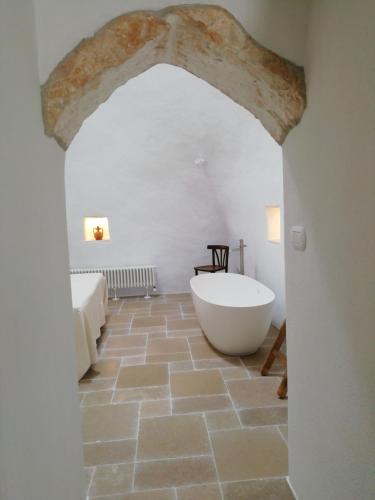 a bathroom with a bath tub in a room at Pietra Pesara in Locorotondo