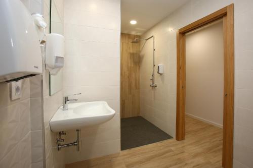 Koupelna v ubytování dpaso Urban Hostel