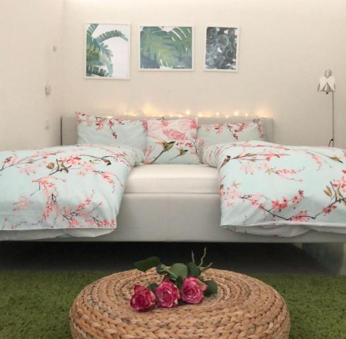 een slaapkamer met 2 bedden en een tafel met rozen bij Patty's Lemonhouse in Limone sul Garda