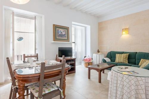 - un salon avec un canapé vert et une table dans l'établissement Alojamientos Cadiz Sol, à Cadix