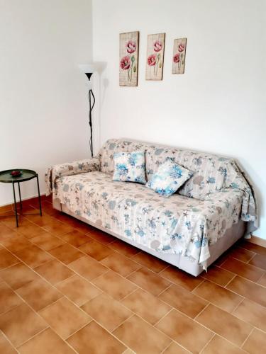 ein Sofa im Wohnzimmer mit einem Tisch in der Unterkunft casa Gaia 2 in Portoferraio
