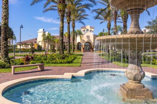 una fuente frente a una casa con palmeras en Vista Cay Resort by Millenium at Universal Blvd., en Orlando