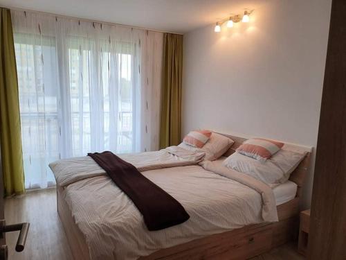 A bed or beds in a room at Napsugár Apartman Ezüstpart