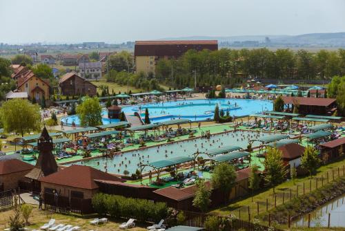 an overhead view of a large swimming pool with people in it at Apollo Wellness Club in Sîngeorgiu de Mureş