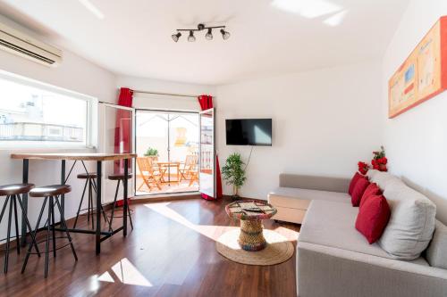 ein Wohnzimmer mit Sofa und Tisch in der Unterkunft Constitución Terraza Olehousing in Sevilla