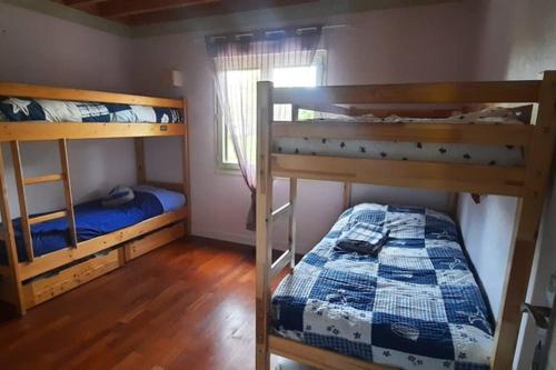 1 dormitorio con 2 literas y ventana en Le temps de vivre, en Saint-Pierre-du-Val