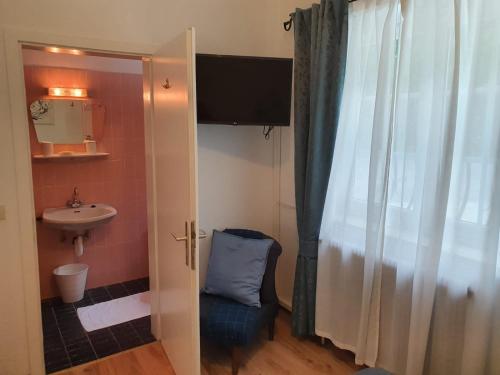 Koupelna v ubytování Pension Waldhof am Stubenbergsee
