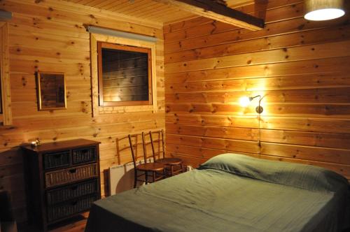 Giường trong phòng chung tại Tuhannen Tarinan Talo
