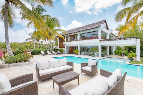 Private Luxury Villa with Staff & Pool