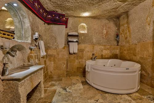 Bilik mandi di Hidden Cave Hotel