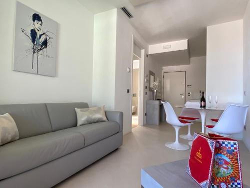 ein Wohnzimmer mit einem Sofa und einem Tisch in der Unterkunft Sea View Embassy Apartment in Rimini