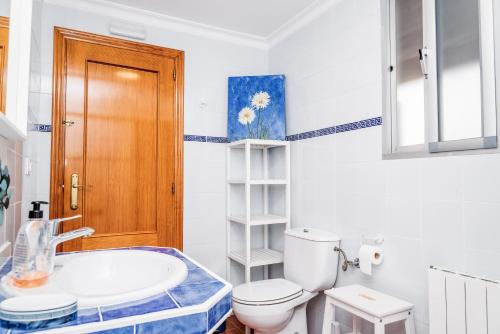 bagno bianco con servizi igienici e lavandino di Casa rural la ermita de Anna a Anna