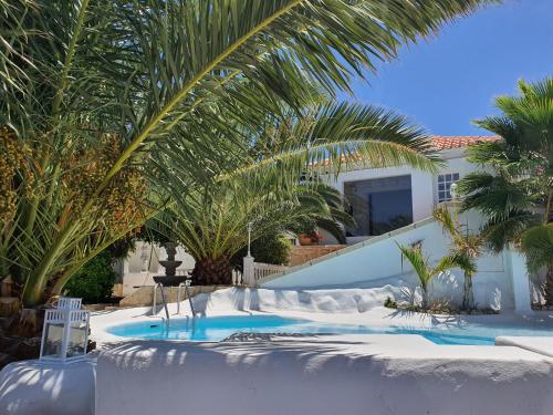 - une piscine en face d'une maison enneigée dans l'établissement Villa Adriano, à Sabina Alta