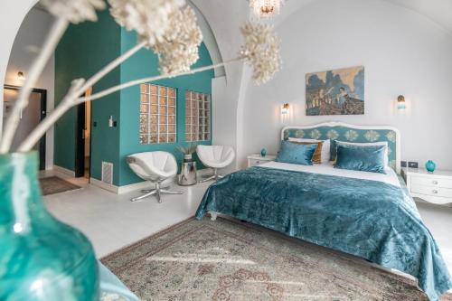sypialnia z niebieskim łóżkiem i wazą w obiekcie Casa Nova - Luxury Suites & Boutique Apart-Hotel w Tel Awiwie