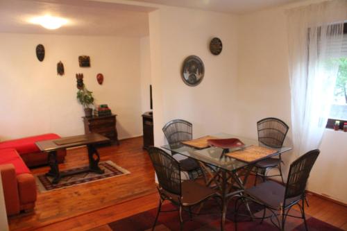 ein Wohnzimmer mit Esstisch und Stühlen in der Unterkunft Casa Botanica in Blagaj