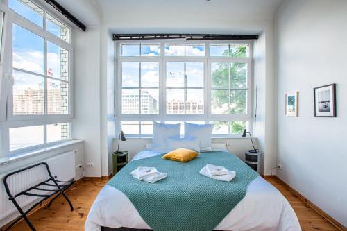 ein Schlafzimmer mit einem Bett mit zwei Handtüchern darauf in der Unterkunft Family-friendly Waterfront Loft, 3 Bedrooms, 130 m2 in Berlin