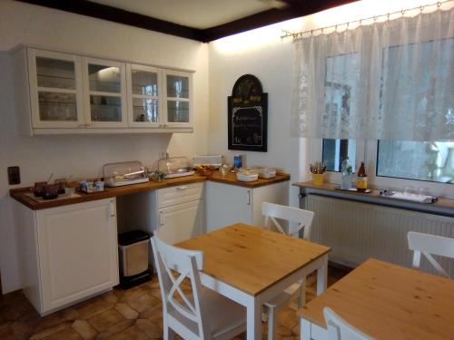 Kuchyň nebo kuchyňský kout v ubytování Hotel Pension Winzerhaus