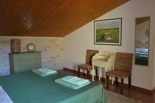 a bedroom with a bed and a table and chairs at B&B Al cortiletto Modica centro in Modica