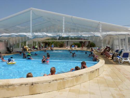 a group of people in a swimming pool at Camping Paradis Aloé in Médis