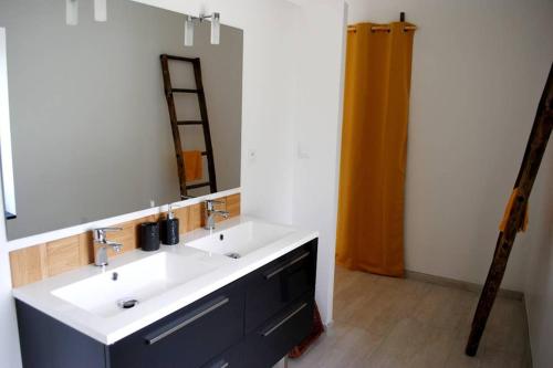 Koupelna v ubytování La Maison Volganza - Gîte à la ferme dans le Perche