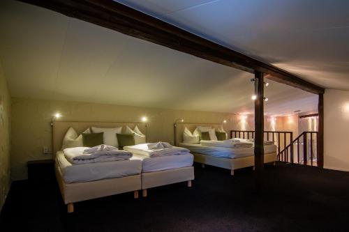 2 Betten in einem Zimmer mit Balkon in der Unterkunft Hotel De Lange Man Monschau Eifel in Monschau