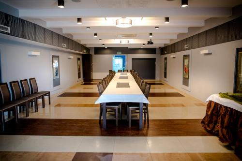 a long conference room with a long table and chairs at Restauracja Sonata in Zwierzyniec
