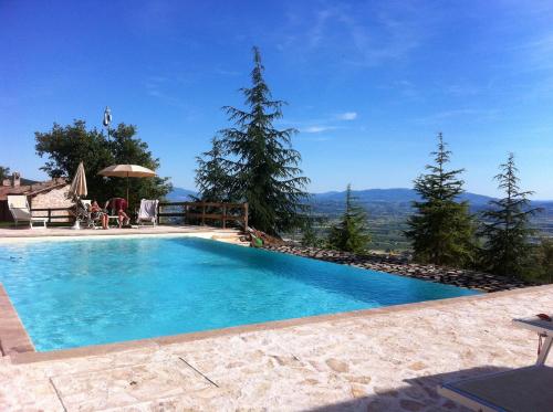 uma piscina com vista para as montanhas em Le Mandrie Di San Paolo em Assisi