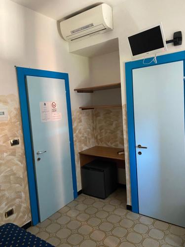 Una televisión o centro de entretenimiento en Caravella