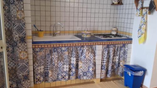 マルサラにあるCasa Vacanze Escondidoのキッチン(シンク、コンロ付)