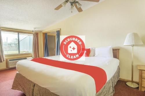 Säng eller sängar i ett rum på OYO Hotel Daleville AL Hwy 84