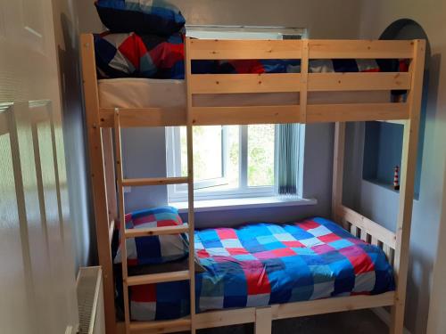 Krevet ili kreveti na sprat u jedinici u okviru objekta Admirals Apartment sleeps 4 adults 2 children EV Point