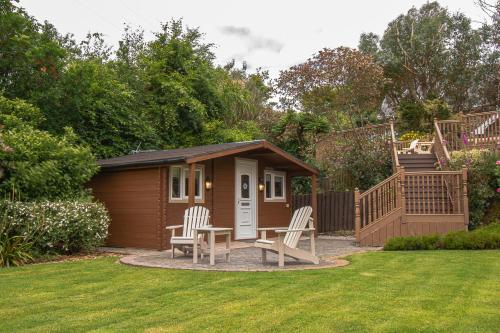 a small shed with two chairs and a table in a yard at Lis-Ardagh Lodge in Union Hall