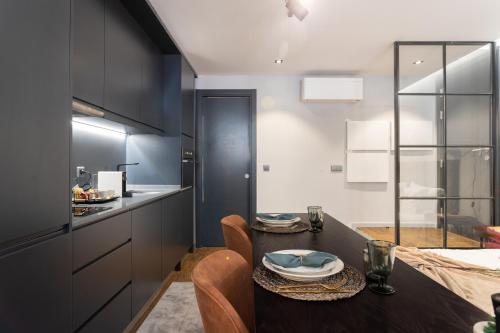 une cuisine et une salle à manger avec une table et des chaises dans l'établissement Anjos Balconies, à Lisbonne