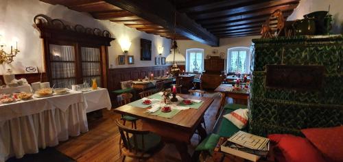 ハルシュタットにあるブラウガストホフ ハルシュタットのテーブルと椅子が備わるレストラン