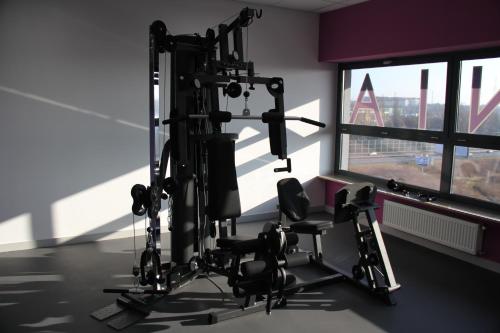 a room with a gym with a simulator at Hotel Szafran in Czeladź