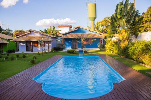 a swimming pool in the yard of a house at Chale Escondidinho Serra do Cipo in Serra do Cipo