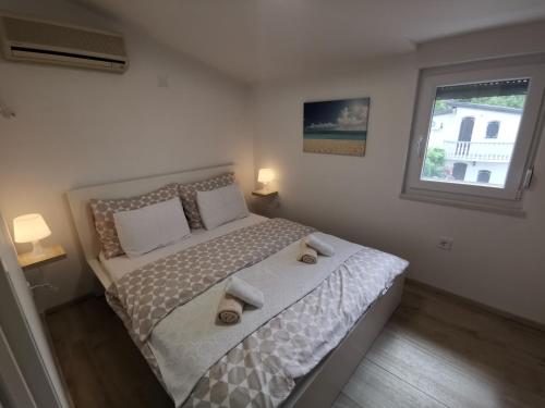 sypialnia z łóżkiem z butami w obiekcie Apartment Old Town Starigrad Paklenica w mieście Starigrad-Paklenica