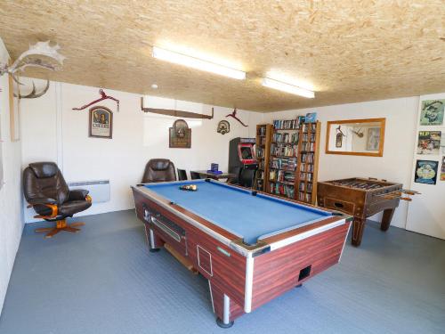 Biliár nebo kulečník v ubytování Garth Morthin The Barn