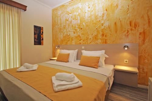 pokój hotelowy z łóżkiem z ręcznikami w obiekcie Akti Kalogria Hotel w mieście Kalogria
