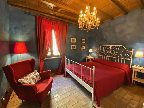 アナーニにあるIl Viaggiatoreのベッドルーム1室(ベッド1台、椅子、シャンデリア付)