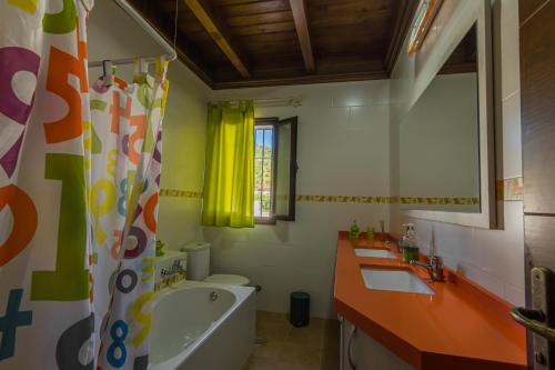 Kúpeľňa v ubytovaní Casa Rural "Allán frente"
