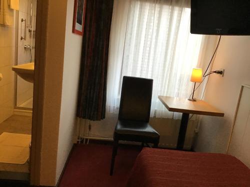 Televízia a/alebo spoločenská miestnosť v ubytovaní Hotel Heynen