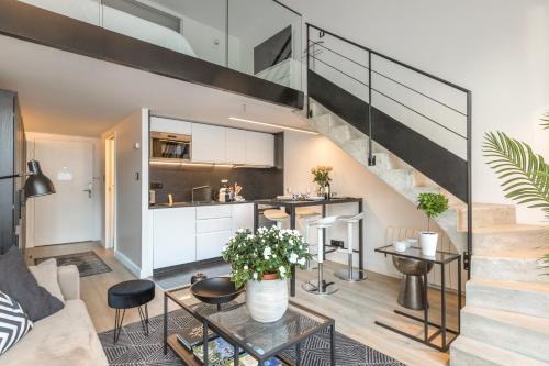 un salon décloisonné et une cuisine dans un loft dans l'établissement B1 Loft Duplex 175Blo-Paris Convention, à Paris