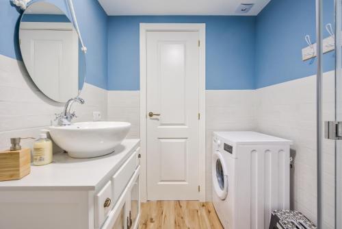 łazienka z umywalką i pralką w obiekcie Sur suites stella maris w mieście Fuengirola
