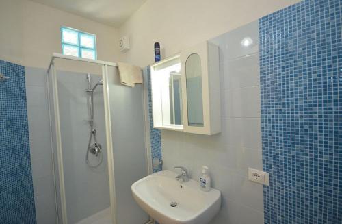 Un baño con lavabo y ducha en Casa Sarina, en San Vito lo Capo