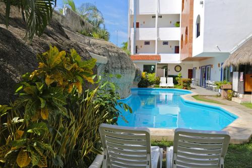 a villa with a swimming pool and a house at Hotel Alikar in Santa Cruz Huatulco