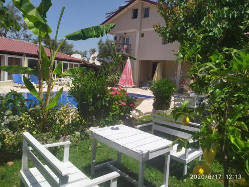 Κήπος έξω από το CC's Butik Hotel